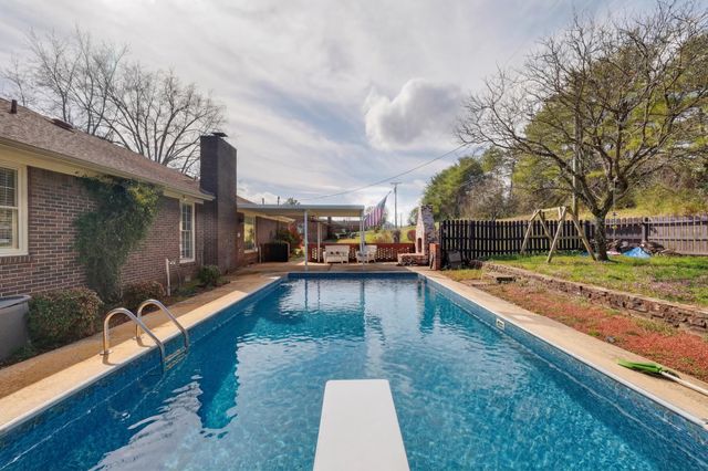 1882 Wellsbrook Dr, Fayetteville, TN 37334