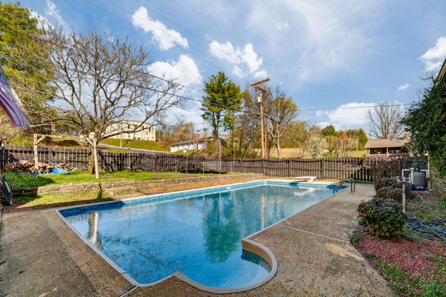 1882 Wellsbrook Dr, Fayetteville, TN 37334