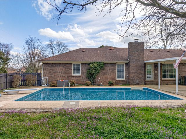 1882 Wellsbrook Dr, Fayetteville, TN 37334