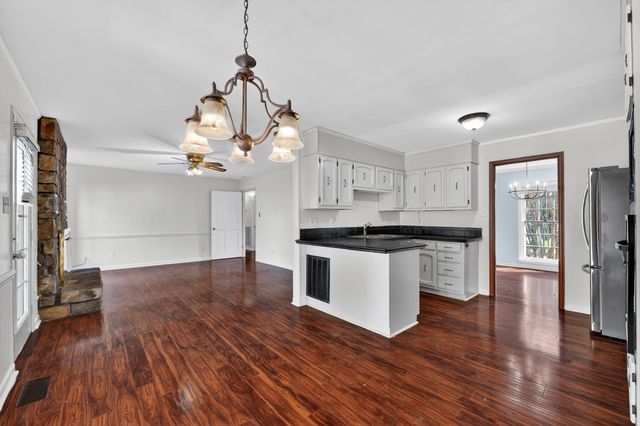 1882 Wellsbrook Dr, Fayetteville, TN 37334