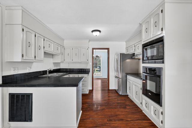 1882 Wellsbrook Dr, Fayetteville, TN 37334