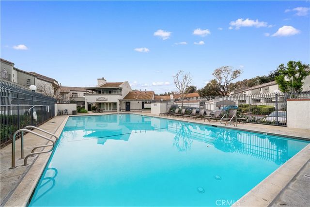 18 Town And Country, Pomona, CA 91766