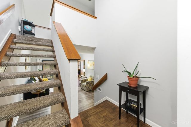 287 Bedford Glen Lane, Springdale, OH 45246