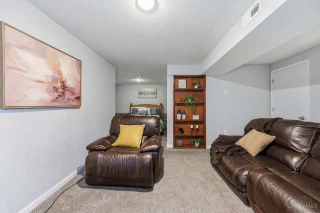 287 Bedford Glen Lane, Springdale, OH 45246