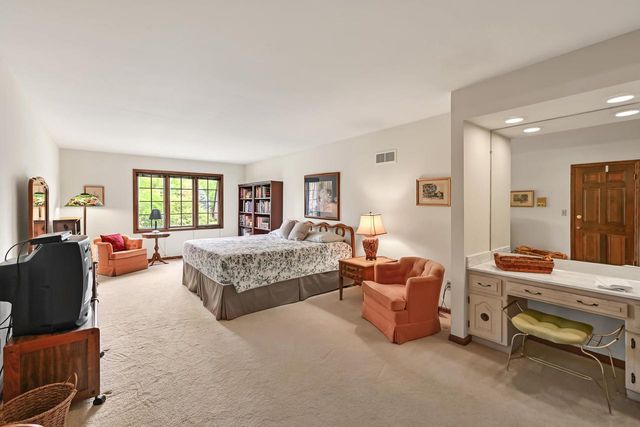 16015 Mark DRIVE, Brookfield, WI 53005