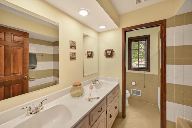 16015 Mark DRIVE, Brookfield, WI 53005