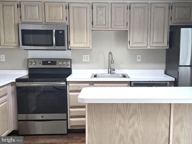 219 FIELDSTONE LN, Newark, DE 19702
