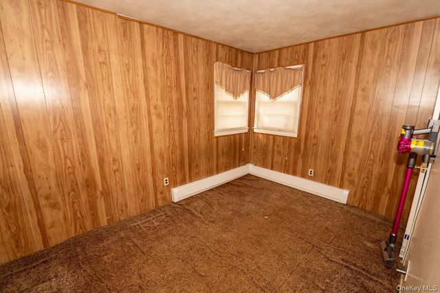 385 Beacon Avenue, Lindenhurst, NY 11757