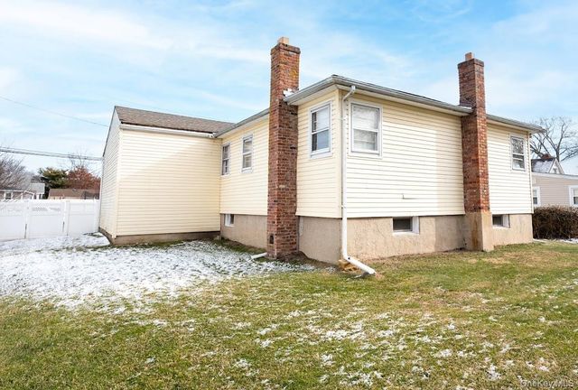 385 Beacon Avenue, Lindenhurst, NY 11757