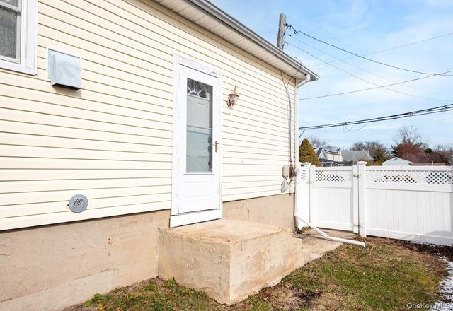 385 Beacon Avenue, Lindenhurst, NY 11757