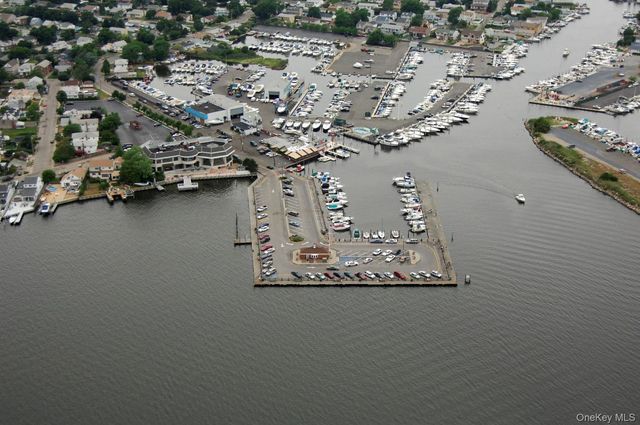 385 Beacon Avenue, Lindenhurst, NY 11757