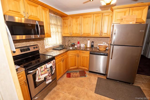 385 Beacon Avenue, Lindenhurst, NY 11757