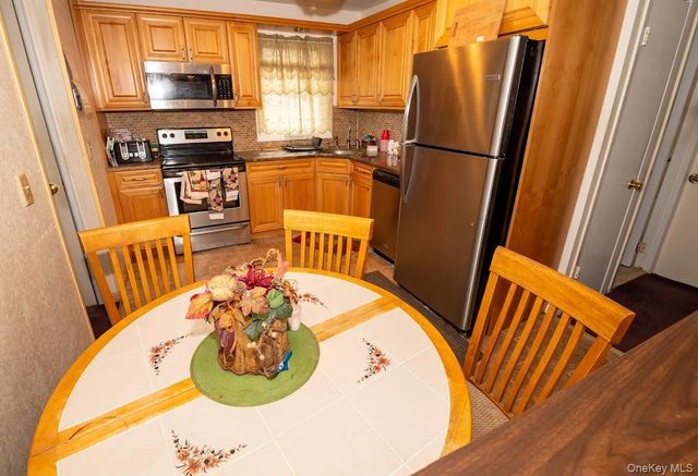 385 Beacon Avenue, Lindenhurst, NY 11757