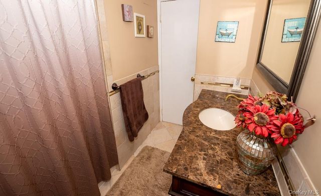 385 Beacon Avenue, Lindenhurst, NY 11757