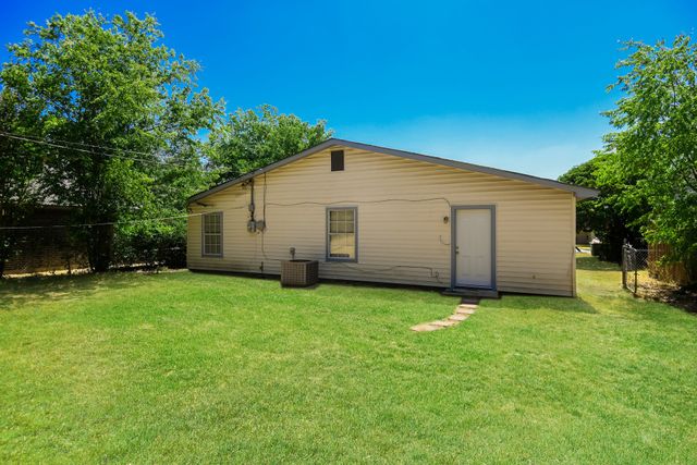 841 Hackamore Street, White Settlement, TX 76108