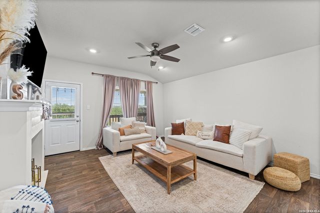 233 LEGENDARY TRAIL LOOP, Floresville, TX 78114