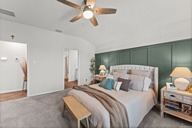 233 LEGENDARY TRAIL LOOP, Floresville, TX 78114