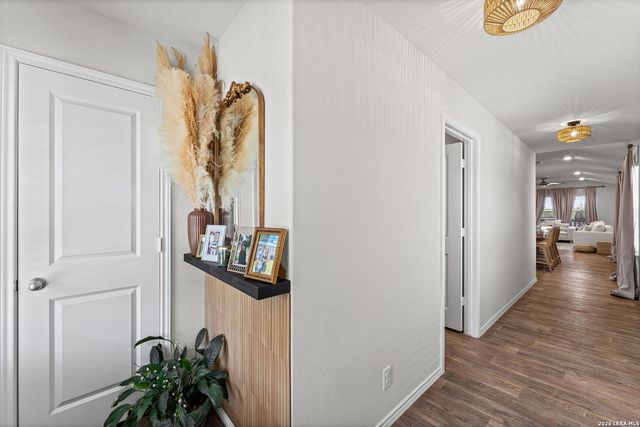 233 LEGENDARY TRAIL LOOP, Floresville, TX 78114