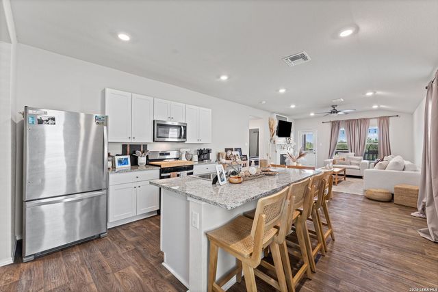 233 LEGENDARY TRAIL LOOP, Floresville, TX 78114