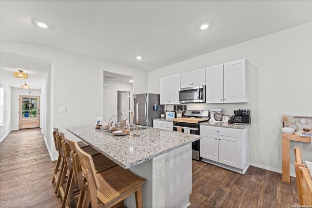 233 LEGENDARY TRAIL LOOP, Floresville, TX 78114