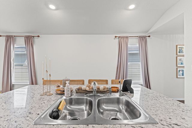233 LEGENDARY TRAIL LOOP, Floresville, TX 78114