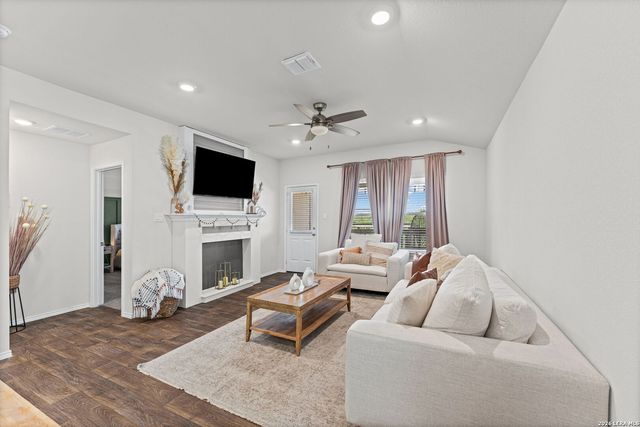 233 LEGENDARY TRAIL LOOP, Floresville, TX 78114