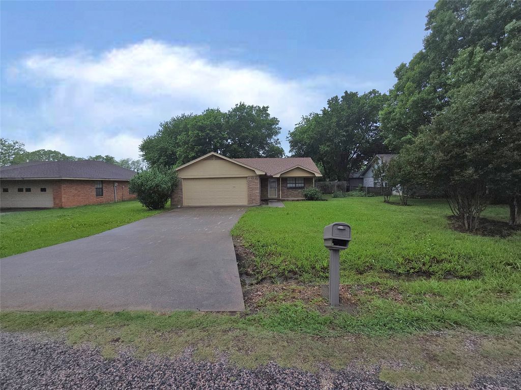 108 S Florence Street, Tioga, TX 76271