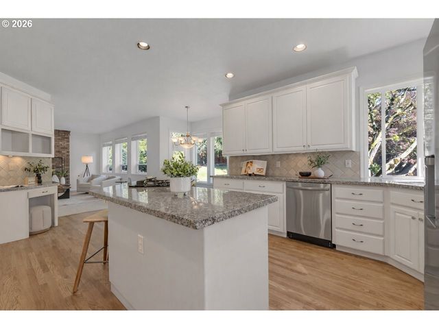 2250 RIVER HEIGHTS Cir, West Linn, OR 97068