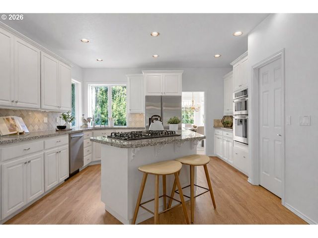 2250 RIVER HEIGHTS Cir, West Linn, OR 97068