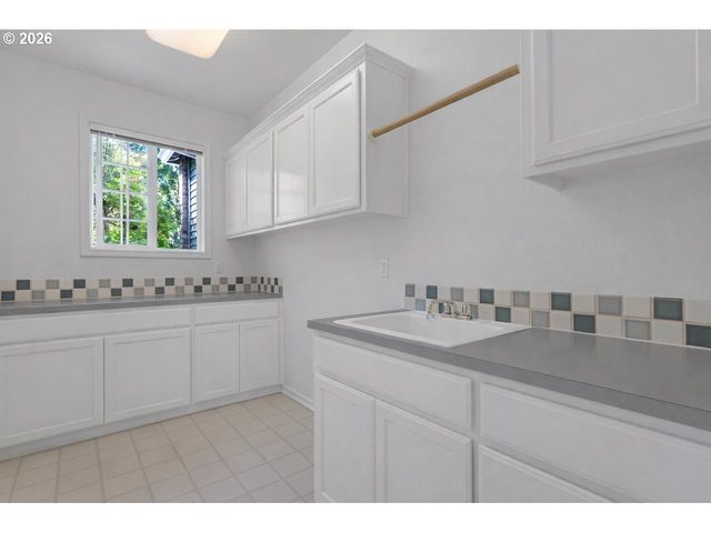 2250 RIVER HEIGHTS Cir, West Linn, OR 97068