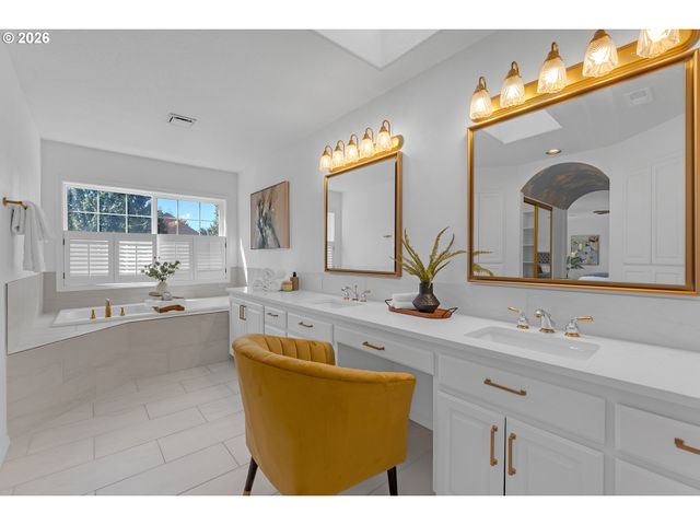 2250 RIVER HEIGHTS Cir, West Linn, OR 97068