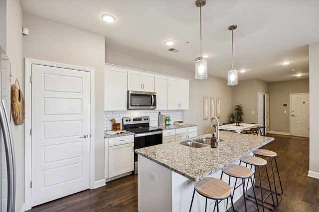 7487 Highway 70 S Apt 101, Nashville, TN 37221