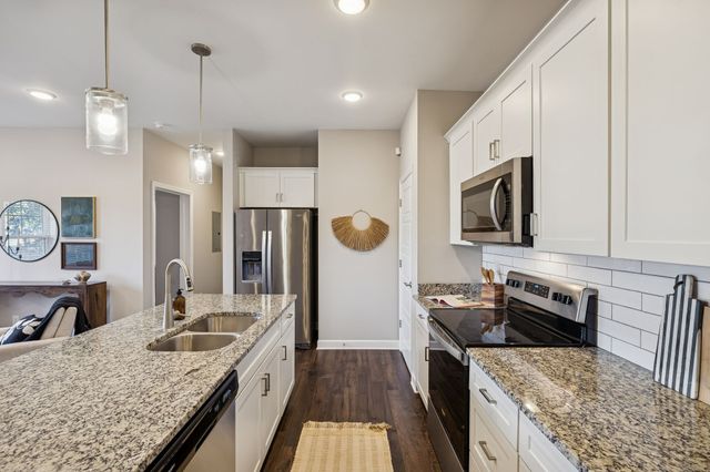 7487 Highway 70 S Apt 101, Nashville, TN 37221