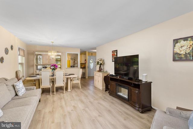 114 CANDLELIGHT CT, Columbus, NJ 08022