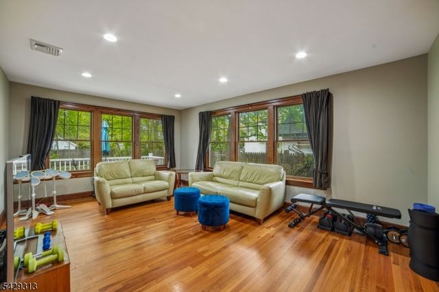 8 Brookside Pl, Livingston Twp., NJ 07039