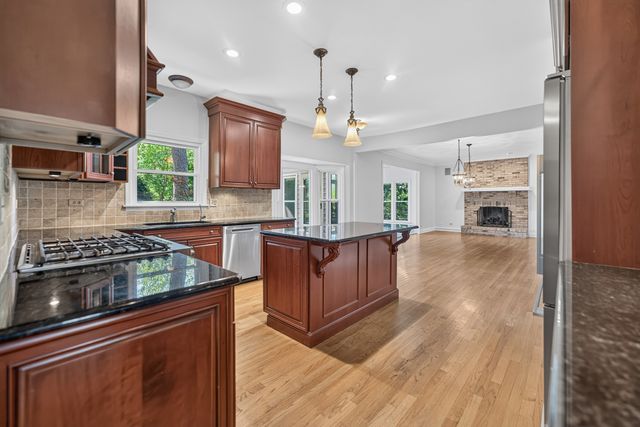 1315 Hawkins Court, St. Charles, IL 60174