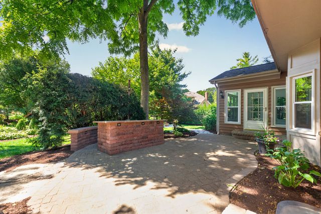 1315 Hawkins Court, St. Charles, IL 60174