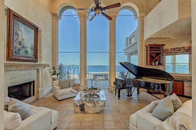 457 Edgewood Drive, Montgomery, TX 77356