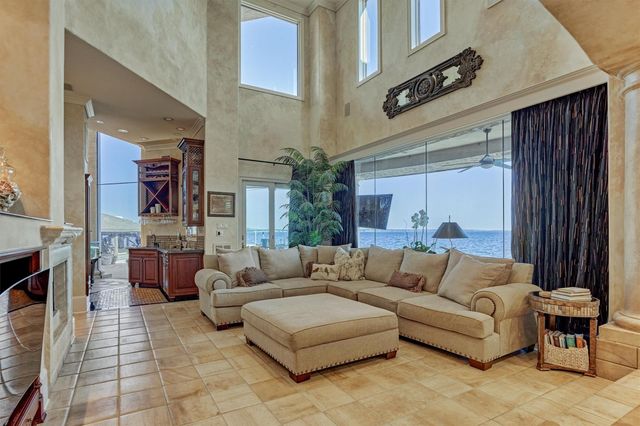 457 Edgewood Drive, Montgomery, TX 77356