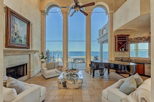 457 Edgewood Drive, Montgomery, TX 77356