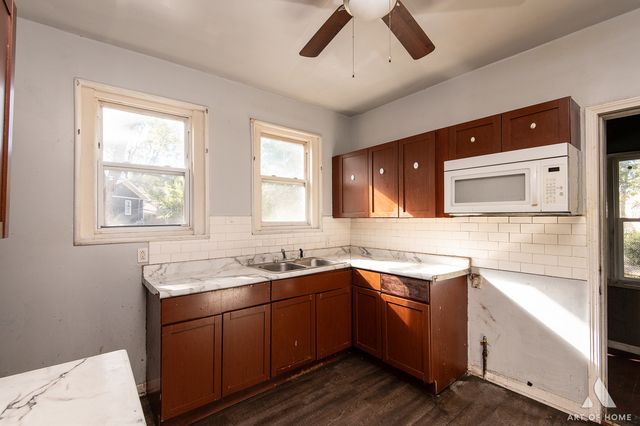 8136 S Manistee Avenue, Chicago, IL 60617
