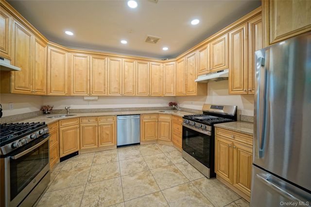 4 Rose Garden Way 102, Monsey, NY 10952