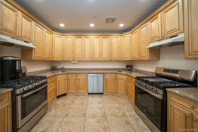 4 Rose Garden Way 102, Monsey, NY 10952