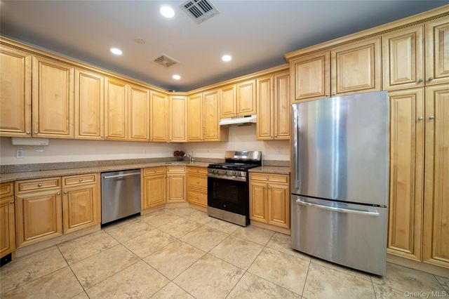 4 Rose Garden Way 102, Monsey, NY 10952