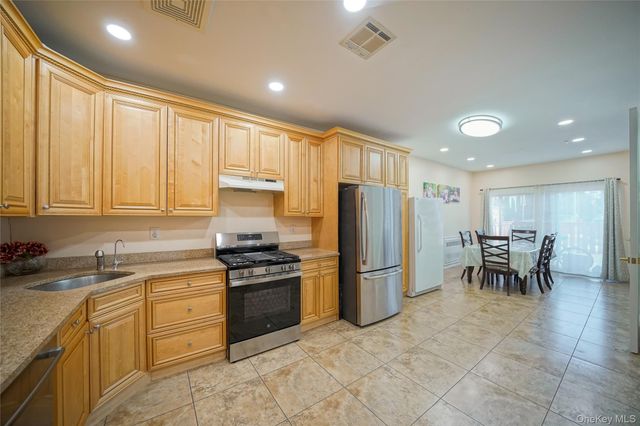 4 Rose Garden Way 102, Monsey, NY 10952