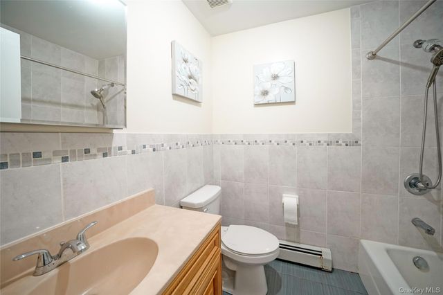 4 Rose Garden Way 102, Monsey, NY 10952