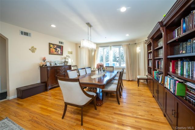 4 Rose Garden Way 102, Monsey, NY 10952