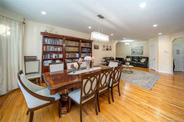 4 Rose Garden Way 102, Monsey, NY 10952