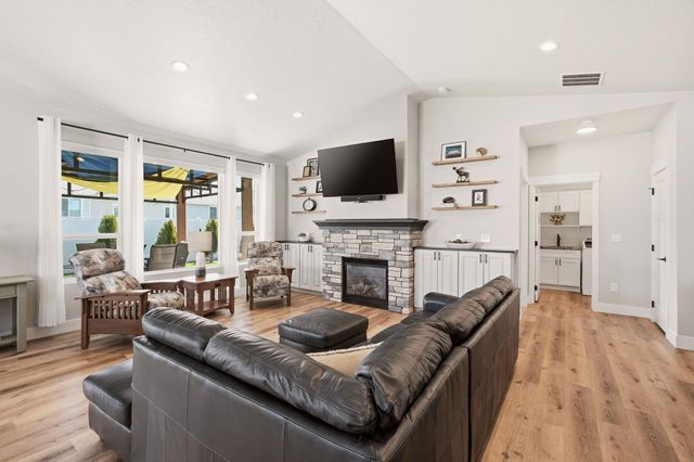 22 E Eleventh Ct, Deer Park, WA 99006
