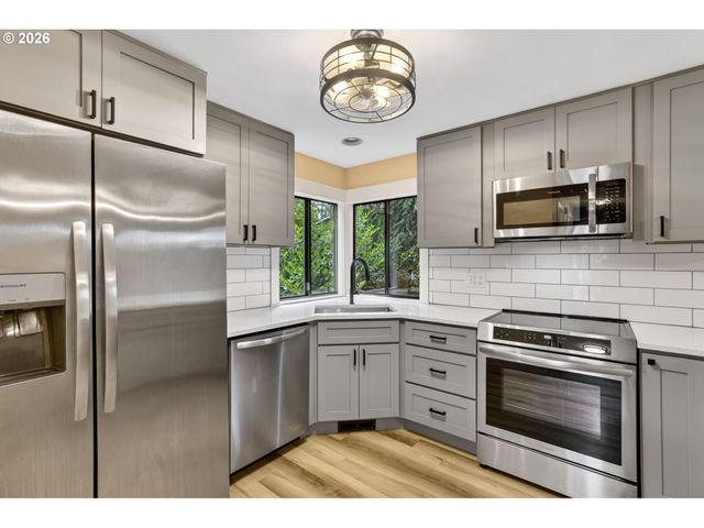 8250 Sw COLONY CREEK Ct, Portland, OR 97224